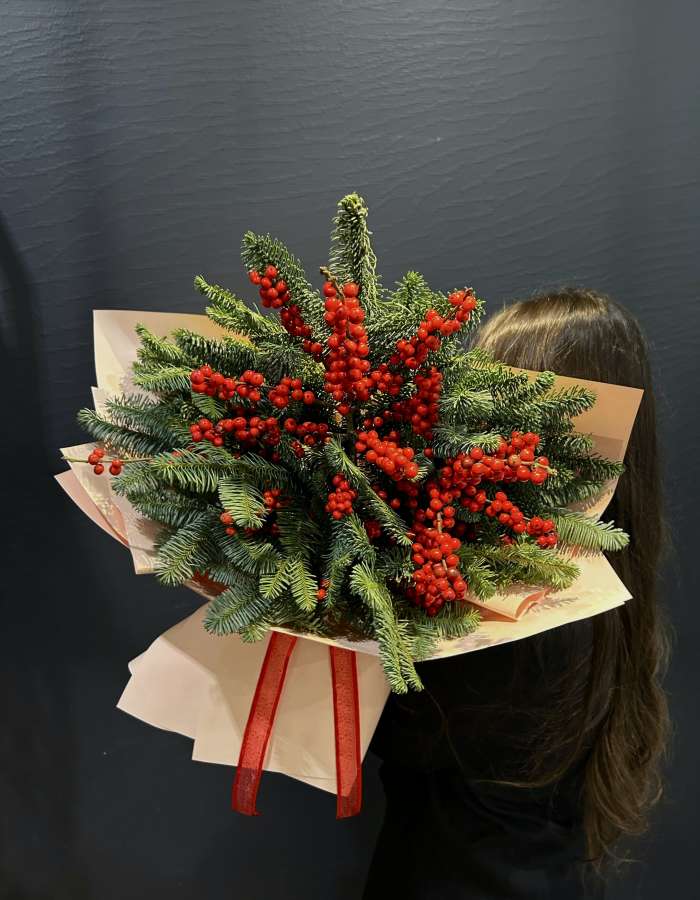 Новогодний букет из нобилиса и илекса "Новогодняя ночь"