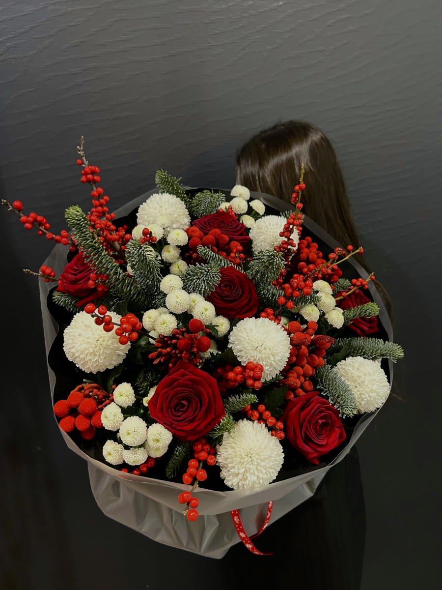 Букет из нобилиса и красных роз "Красна Девица"