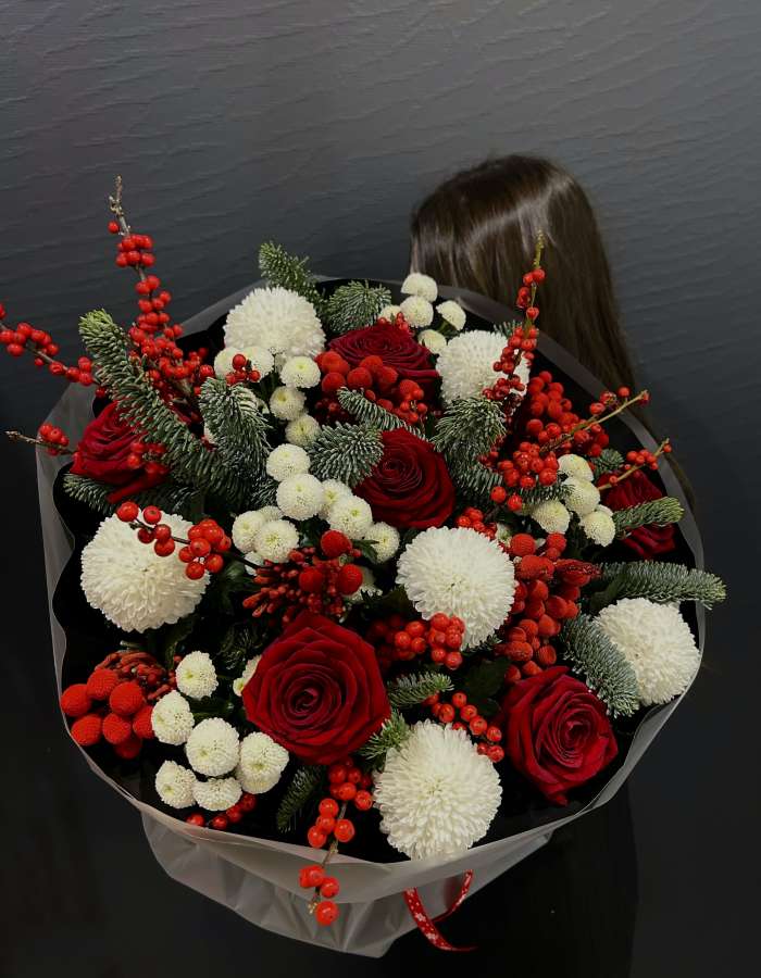 Новогодний букет из нобилиса и красных роз "Красна Девица"