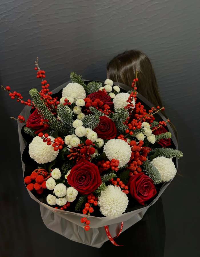 Новогодний букет из нобилиса и красных роз "Красна Девица"