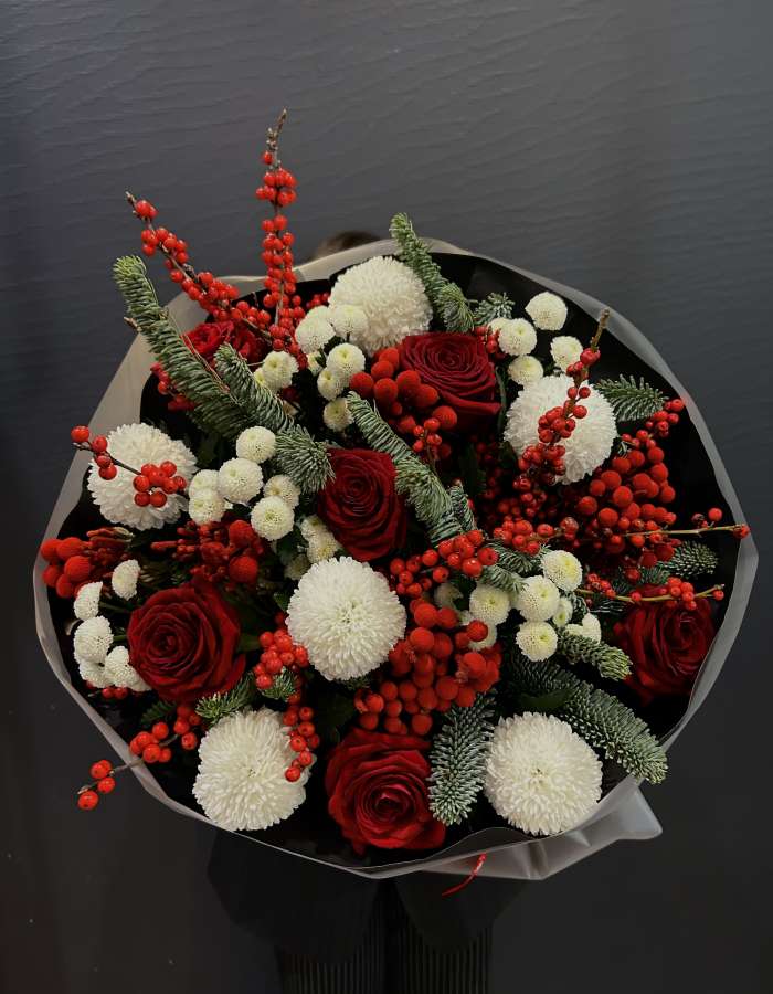 Новогодний букет из нобилиса и красных роз "Красна Девица"