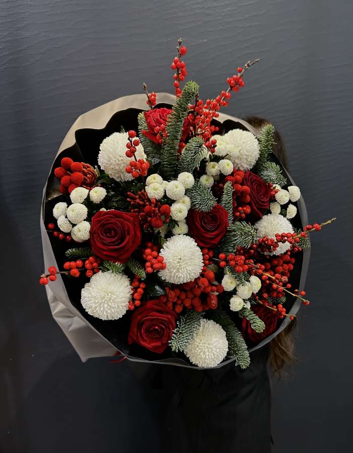 Новогодний букет из нобилиса и красных роз "Красна Девица"