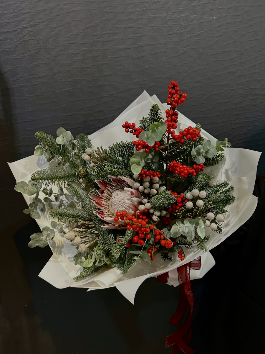 Букет из нобилиса и илекса "Волшебство"