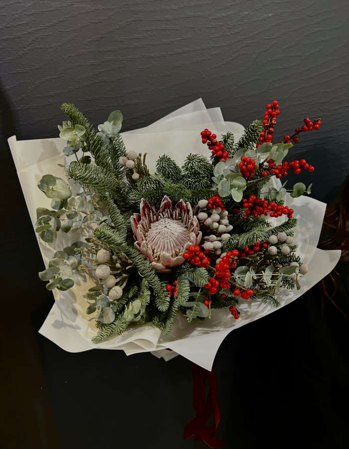 Букет из нобилиса и илекса "Волшебство"