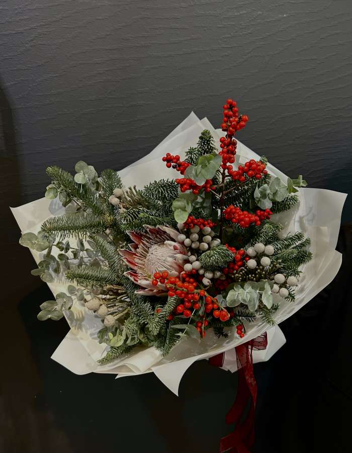 Букет из нобилиса и илекса "Волшебство"