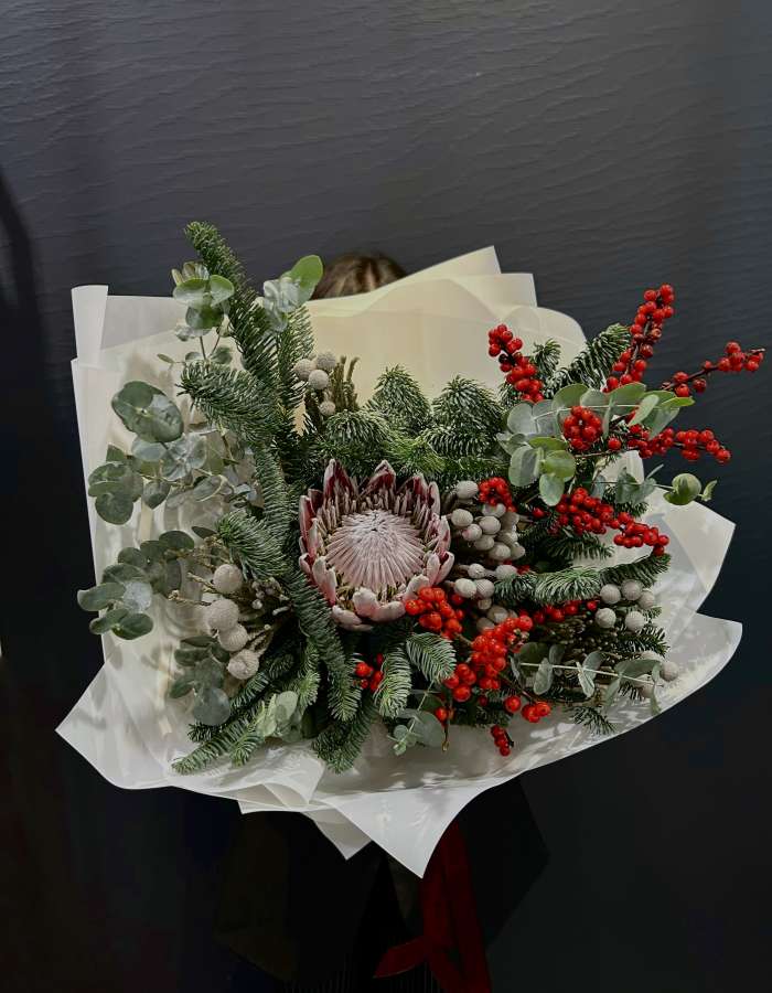Букет из нобилиса и илекса "Волшебство"
