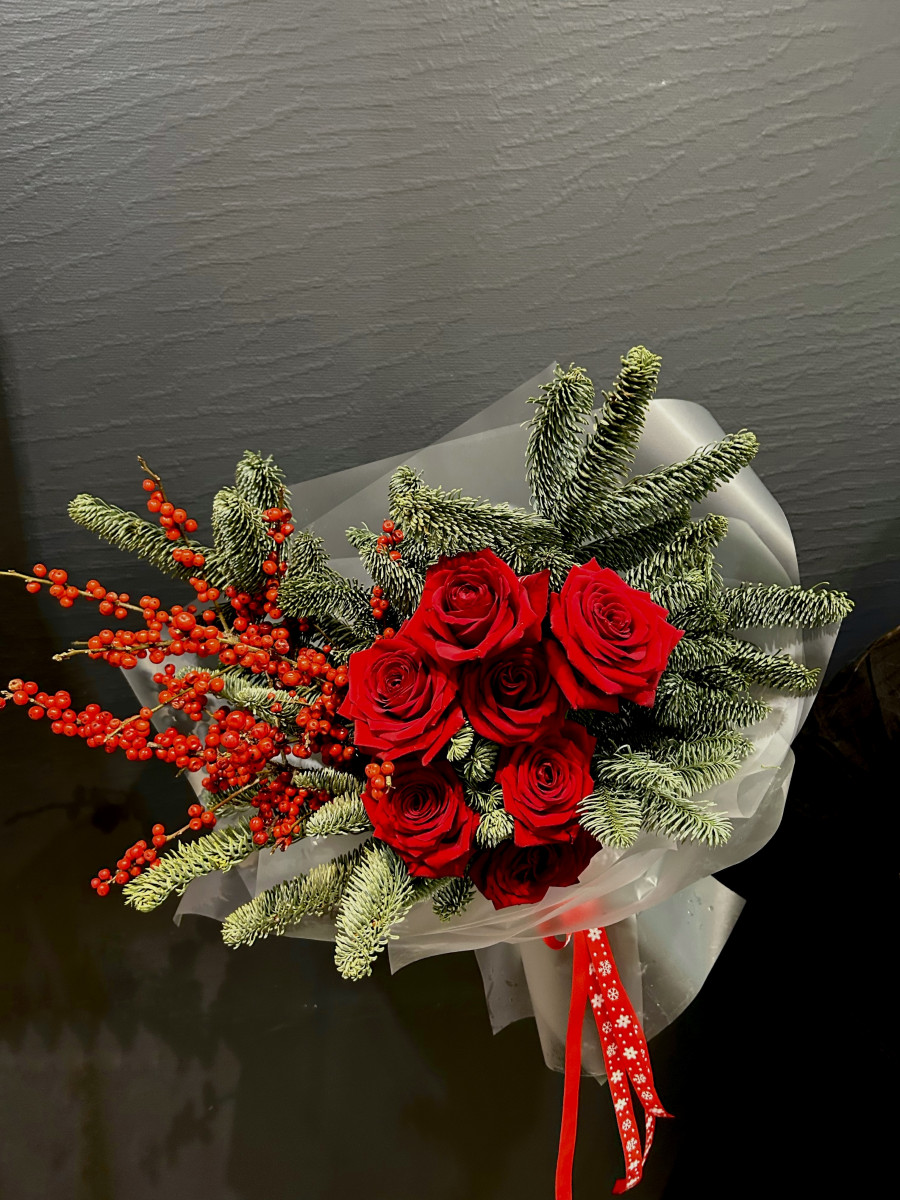 Букет из нобилиса и красных роз "Пушистая зима"