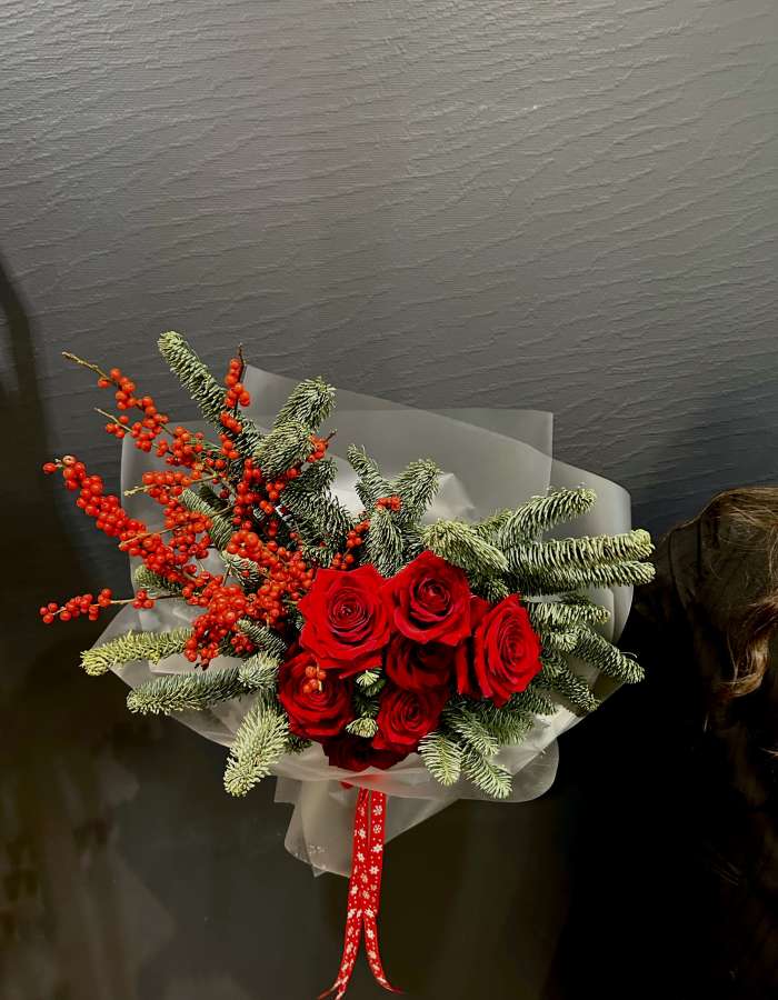 Букет из нобилиса и красных роз "Пушистая зима"
