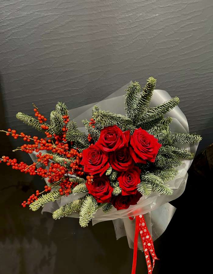 Букет из нобилиса и красных роз "Пушистая зима"