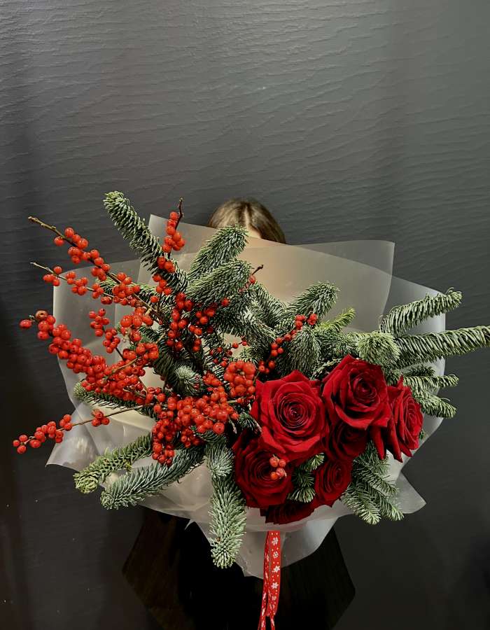 Букет из нобилиса и красных роз "Пушистая зима"