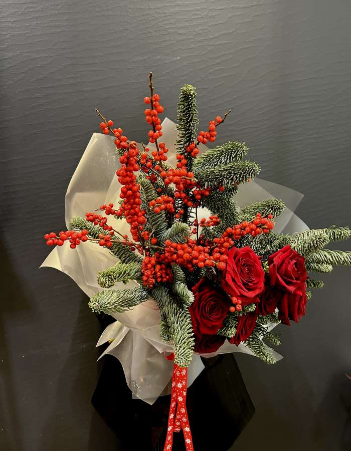Букет из нобилиса и красных роз "Пушистая зима"
