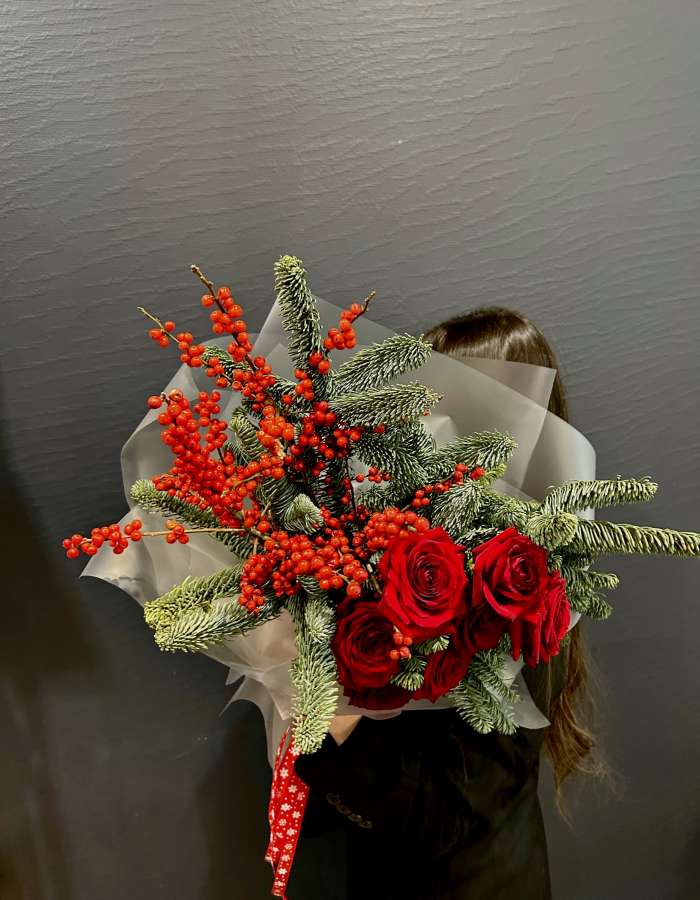 Букет из нобилиса и красных роз "Пушистая зима"