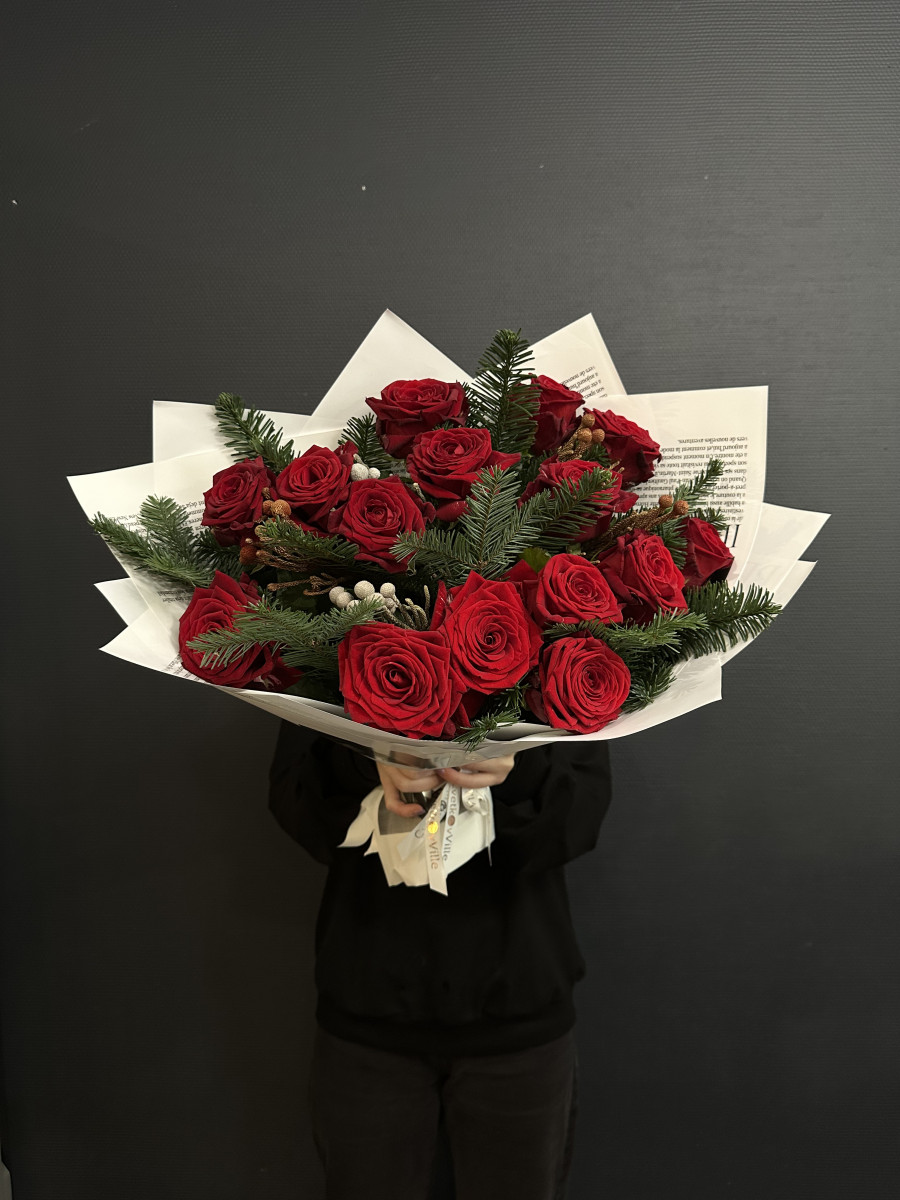 Букет из нобилиса и красных роз Рэд Наоми "Иголочка"