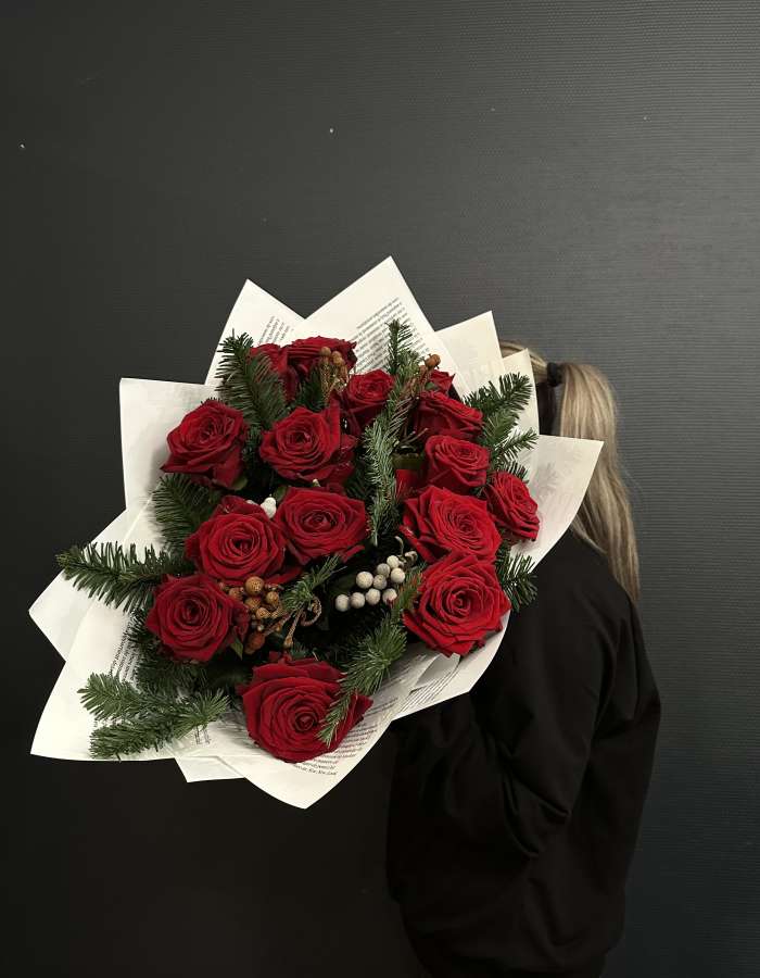 Букет из нобилиса и красных роз Рэд Наоми "Иголочка"