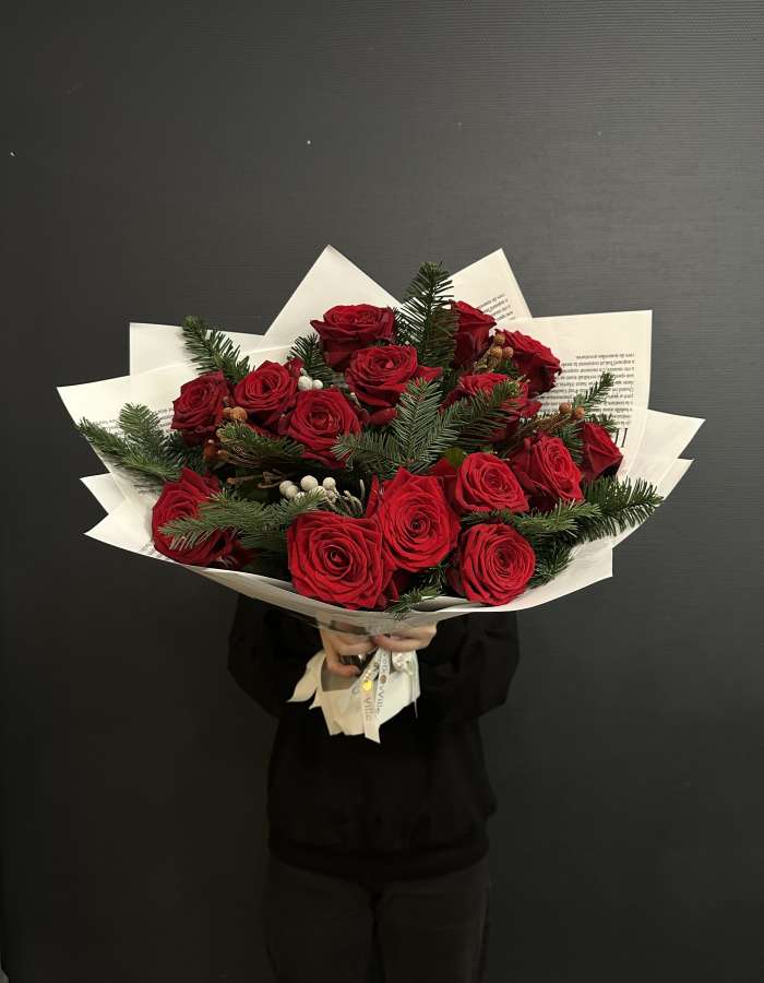 Букет из нобилиса и красных роз Рэд Наоми "Иголочка"