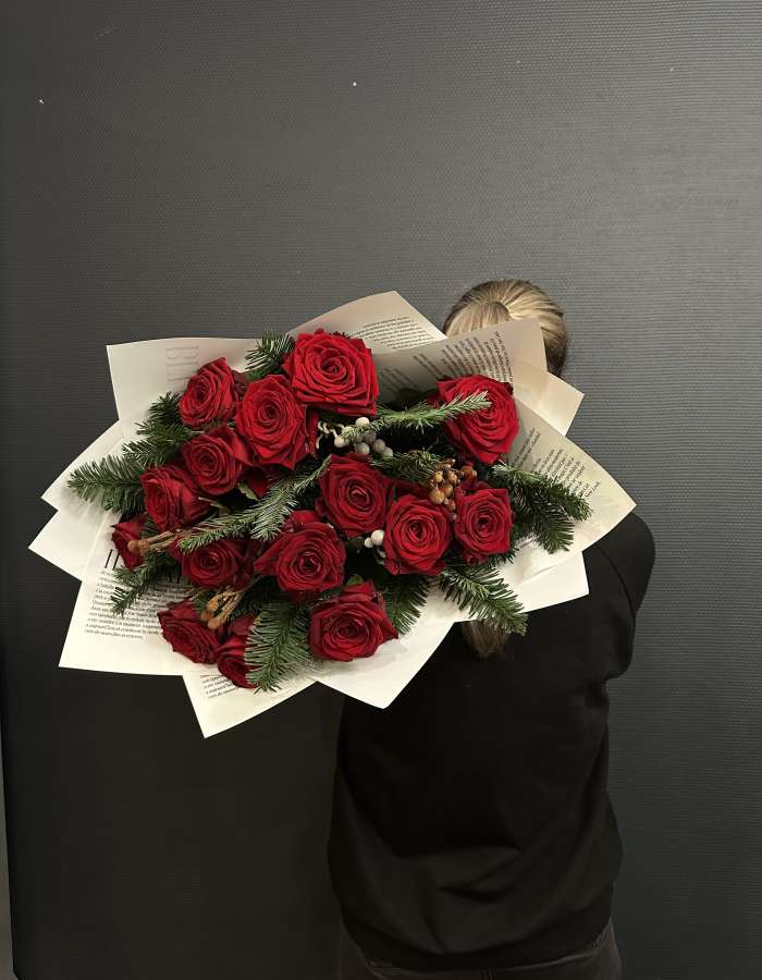 Букет из нобилиса и красных роз Рэд Наоми "Иголочка"