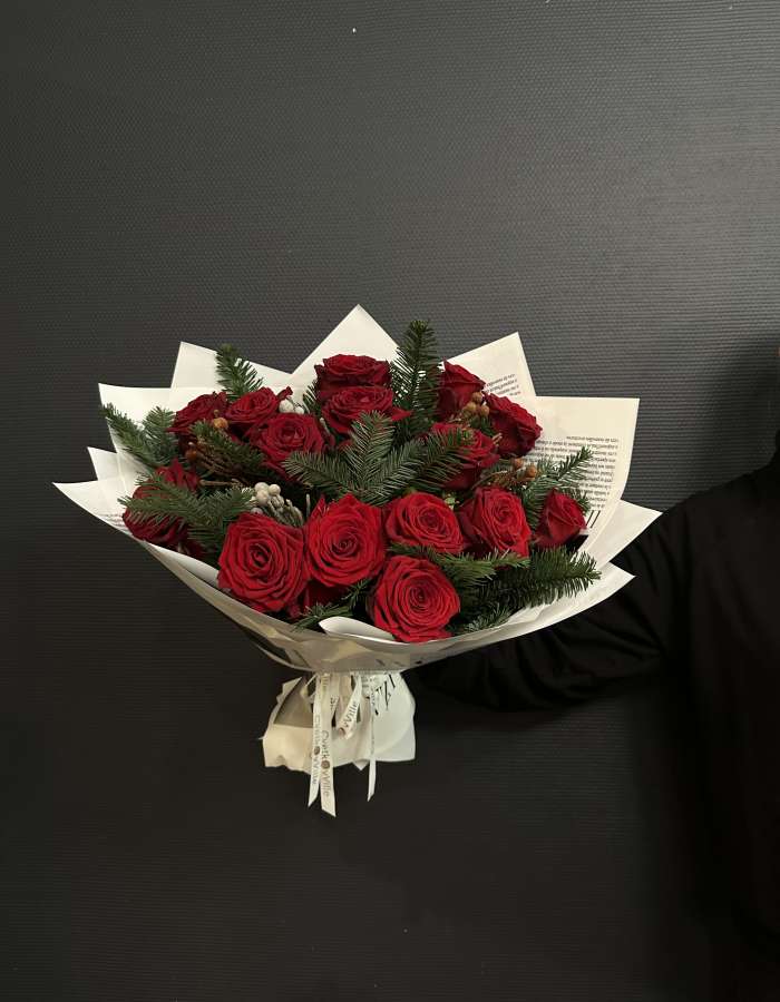 Букет из нобилиса и красных роз Рэд Наоми "Иголочка"