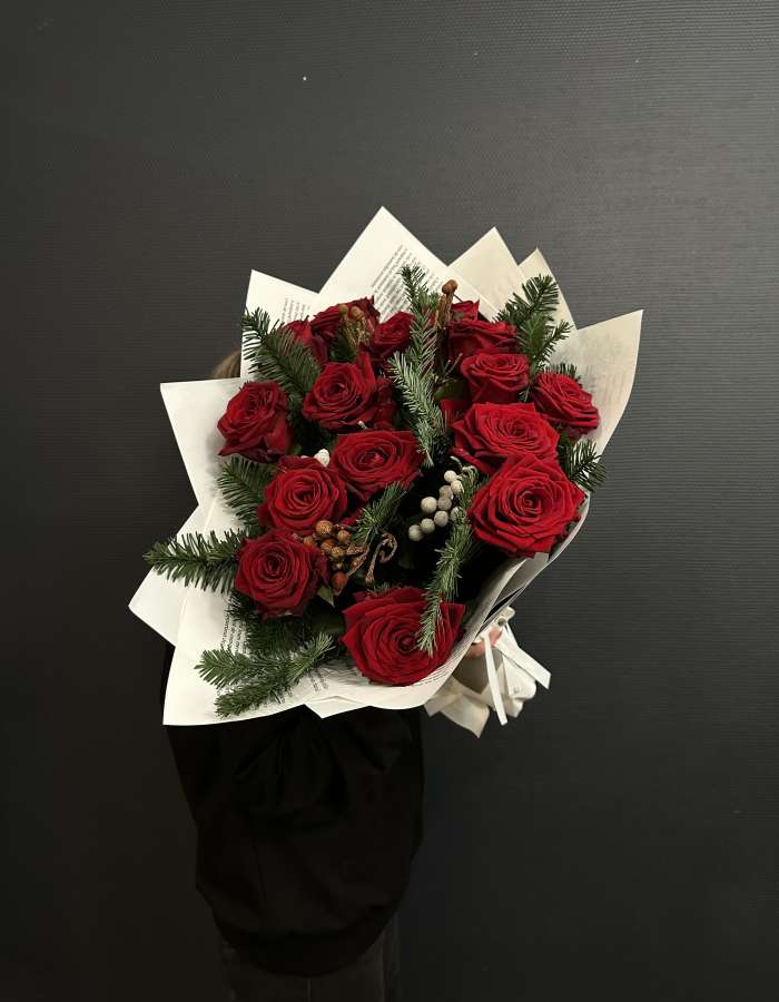Букет из нобилиса и красных роз Рэд Наоми "Иголочка"