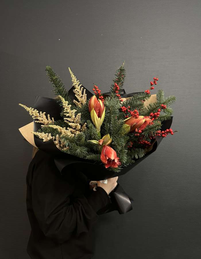 Букет из нобилиса и амарилисов "Новогоднее диво"