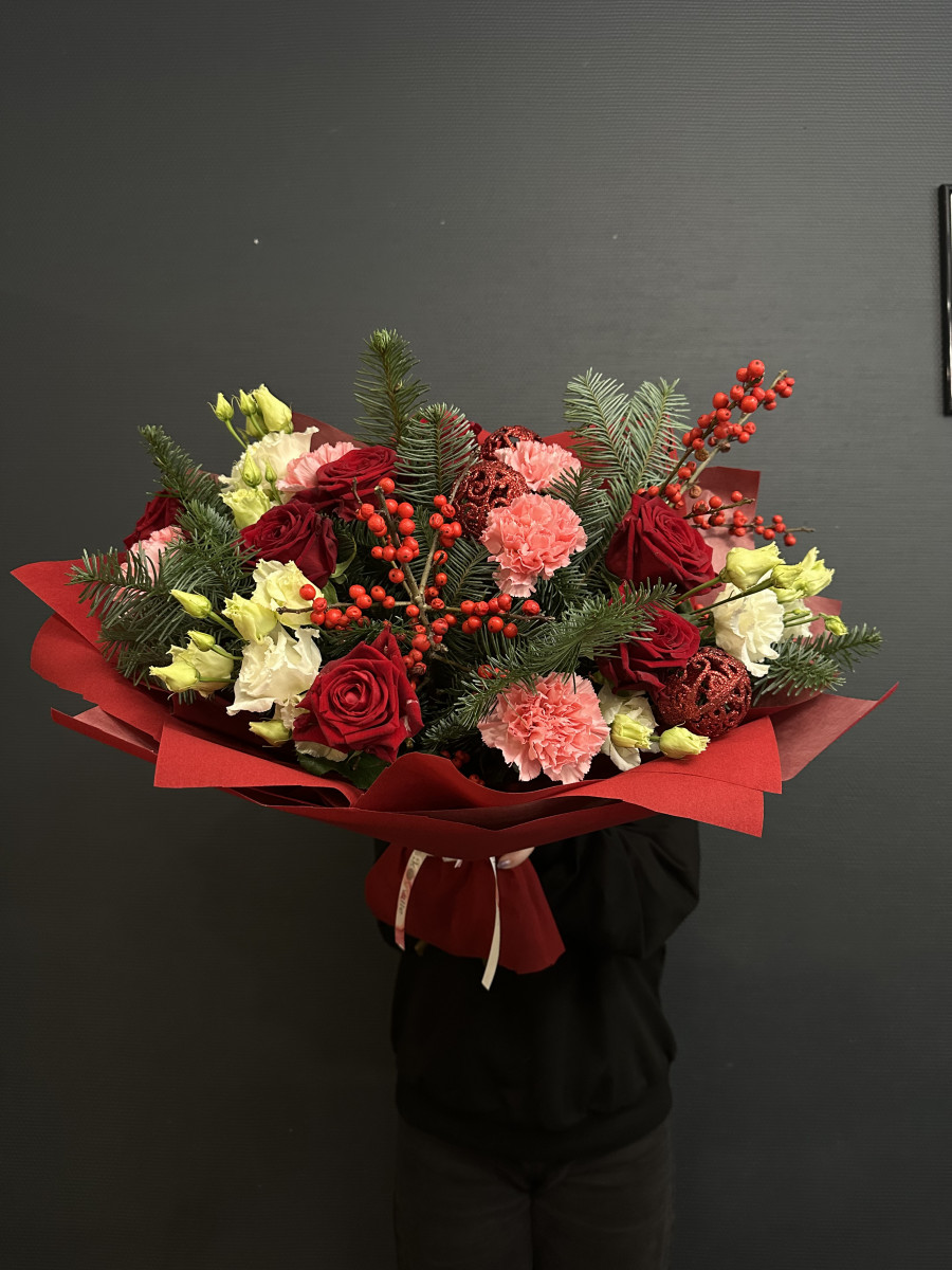 Букет из нобилиса и красных роз "Новогоднее восхищение"