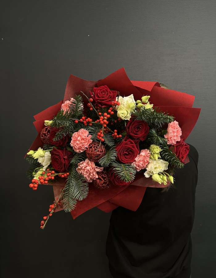 Букет из нобилиса и красных роз "Новогоднее восхищение"