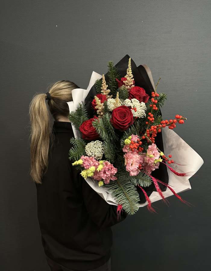 Букет из нобилиса и красных роз "Рождественские узоры"