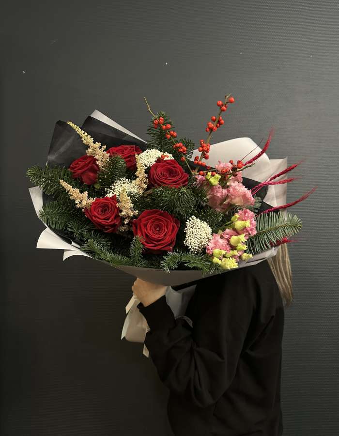 Букет из нобилиса и красных роз "Рождественские узоры"