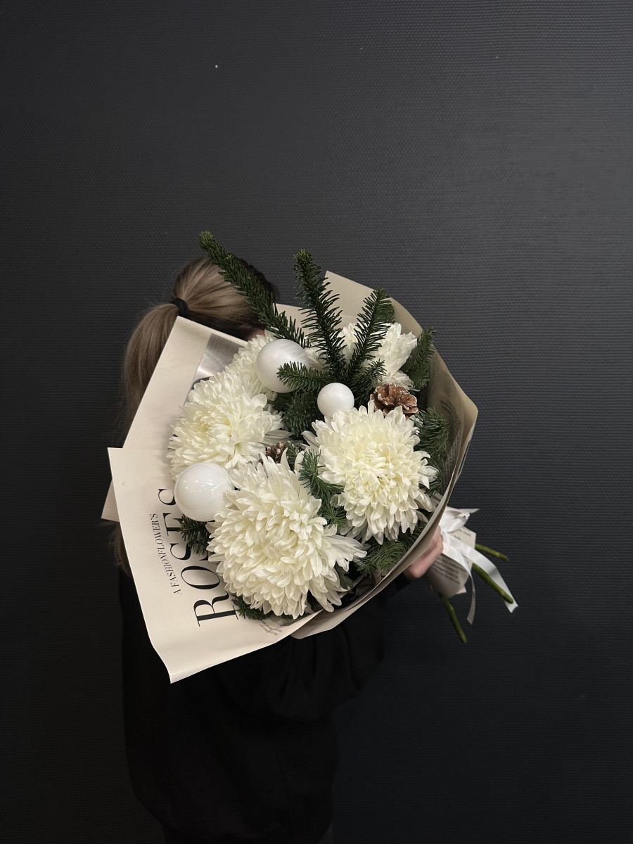 Букет из нобилиса и хризантем Антонов "Снежный лес"