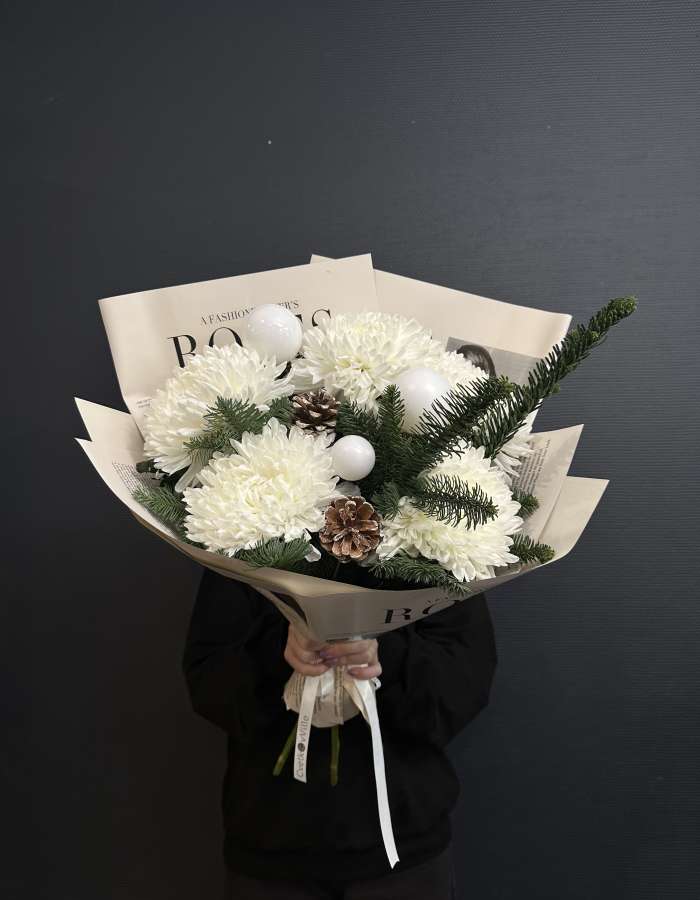 Букет из нобилиса и хризантем Антонов "Снежный лес"