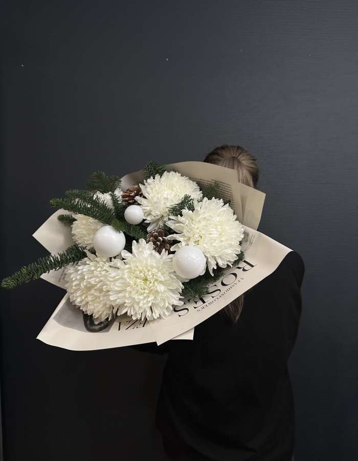 Букет из нобилиса и хризантем Антонов "Снежный лес"