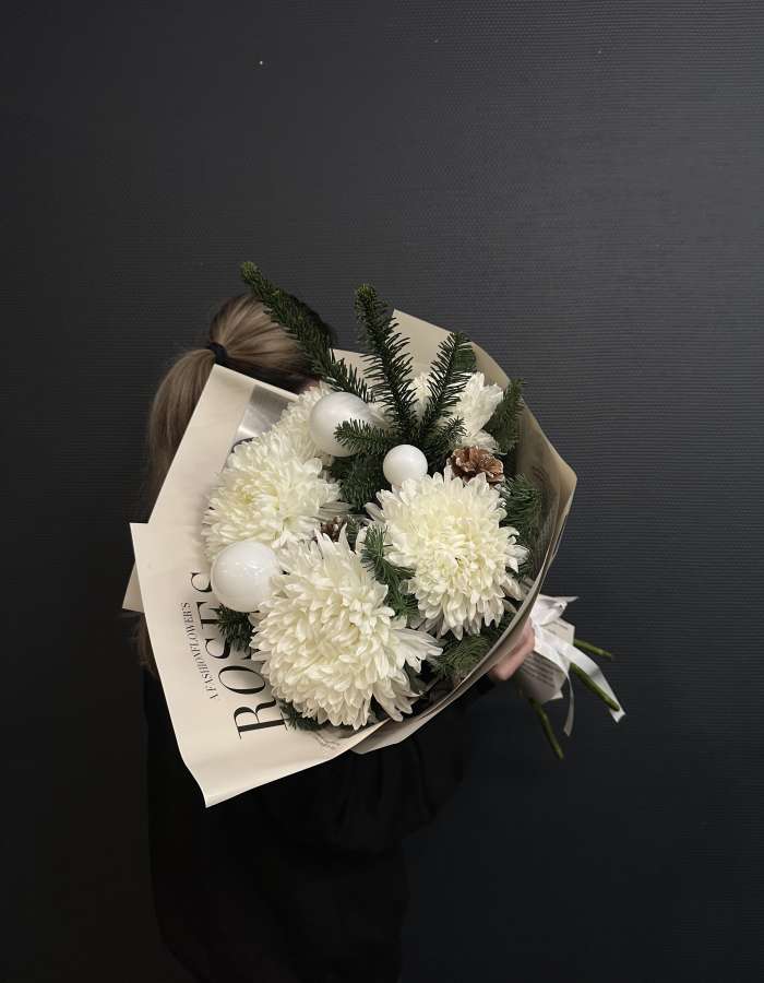 Букет из нобилиса и хризантем Антонов "Снежный лес"