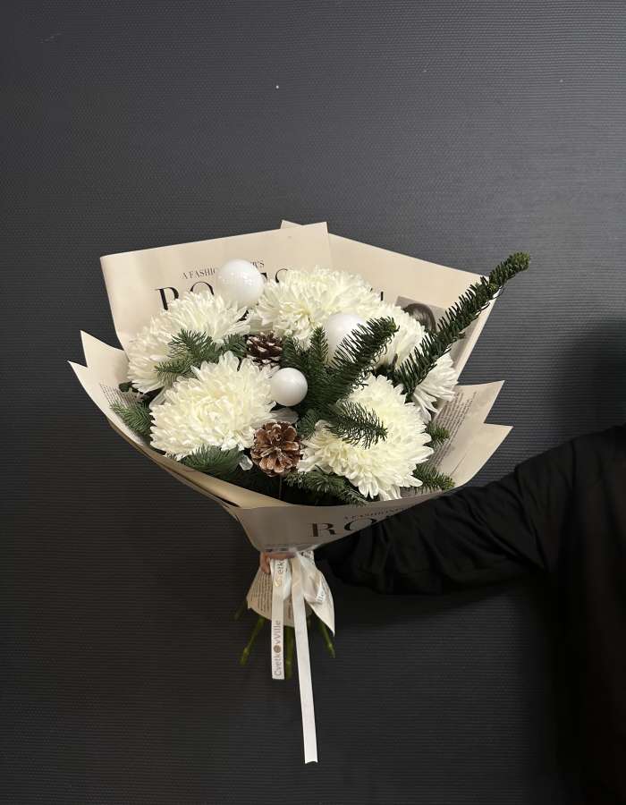 Букет из нобилиса и хризантем Антонов "Снежный лес"