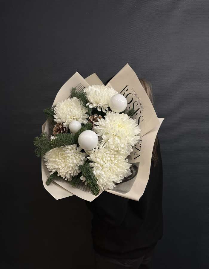 Букет из нобилиса и хризантем Антонов "Снежный лес"