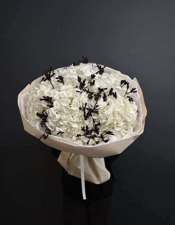 Букет из белых гортензий  и анигозантуса "Морозко"