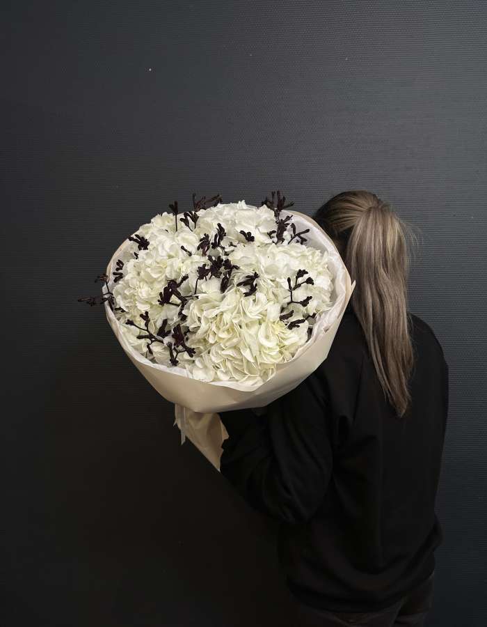 Букет из белых гортензий  и анигозантуса "Морозко"