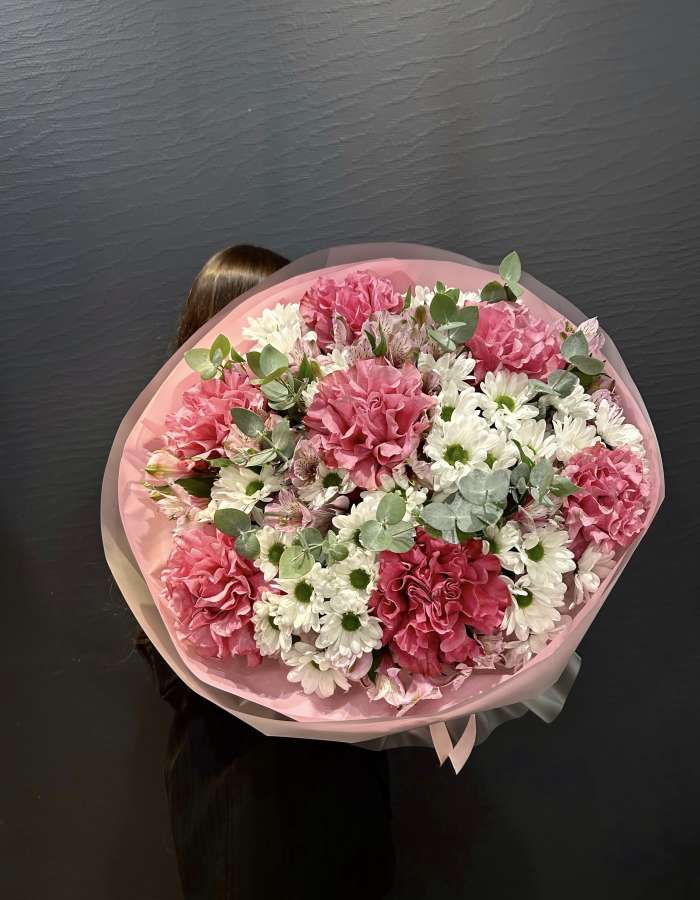 Букет из хризантем и пионовидных роз "Провокация Любви"