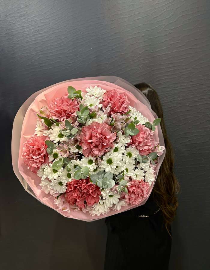 Букет из хризантем и пионовидных роз "Провокация Любви"