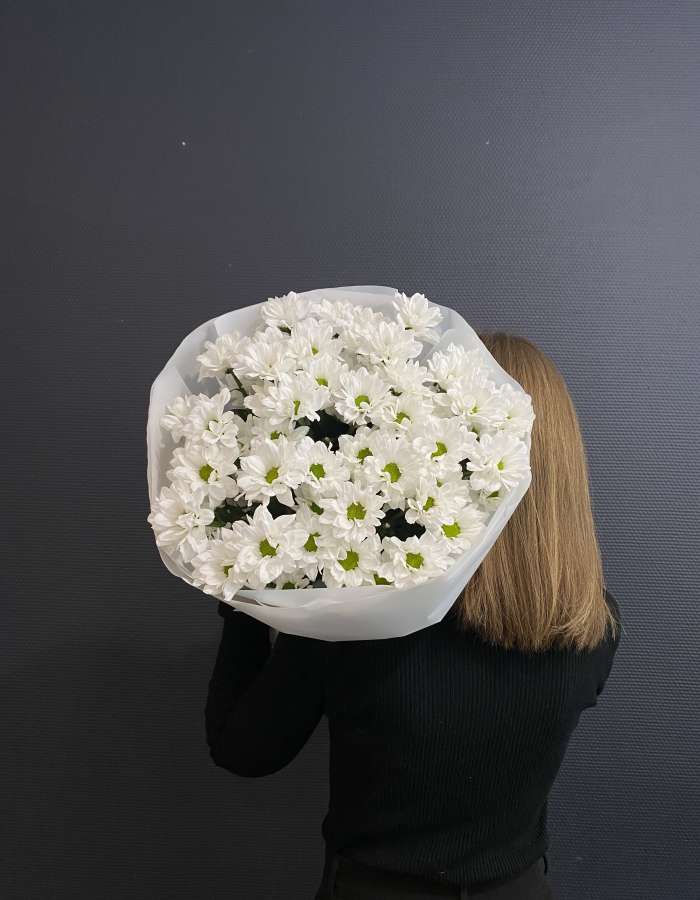 Букет из белых хризантем Bacardi "Новый Рассвет"