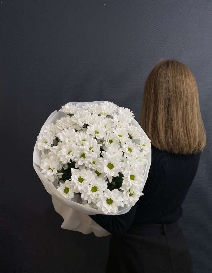 Букет из белых хризантем Bacardi "Новый Рассвет"