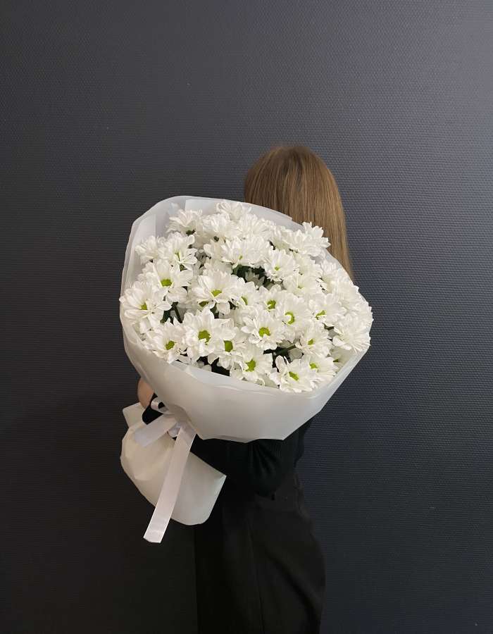 Букет из белых хризантем Bacardi "Новый Рассвет"