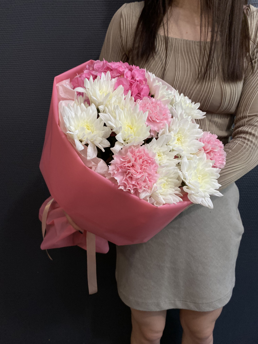 Букет из белых хризантем и диантусов "Клубника со сливками"