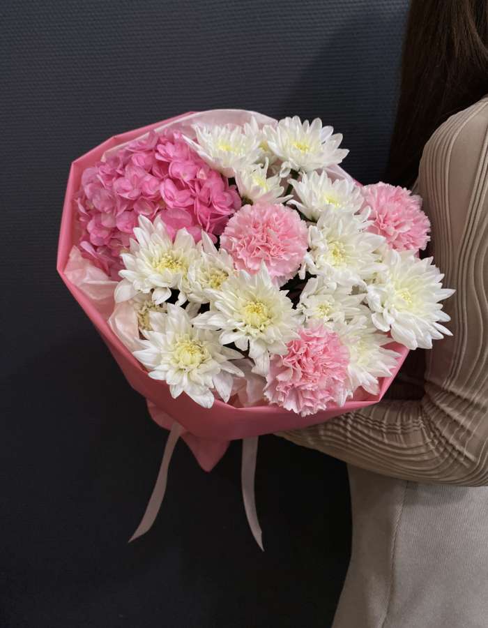 Букет из белых хризантем и диантусов "Клубника со сливками"