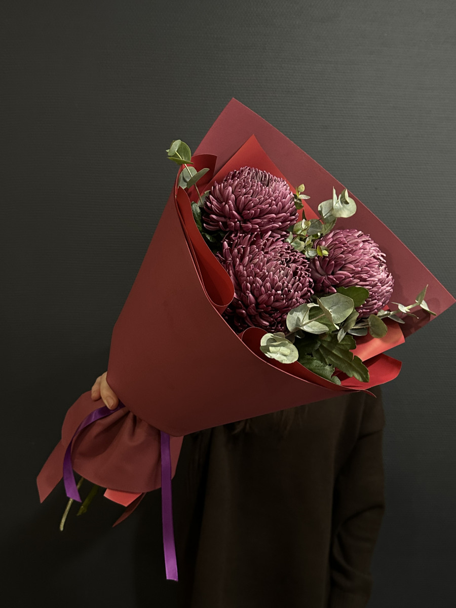 Букет из хризантем Bigoudi и эвкалипта "Мамина улыбка"