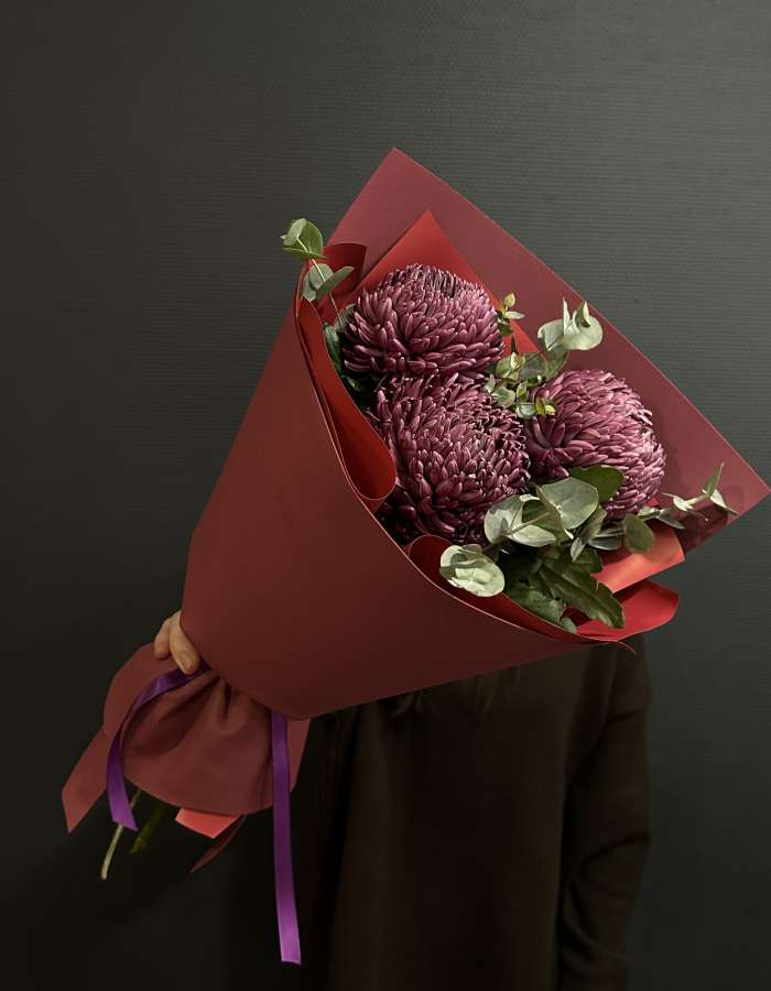 Букет из хризантем Bigoudi и эвкалипта "Мамина улыбка"