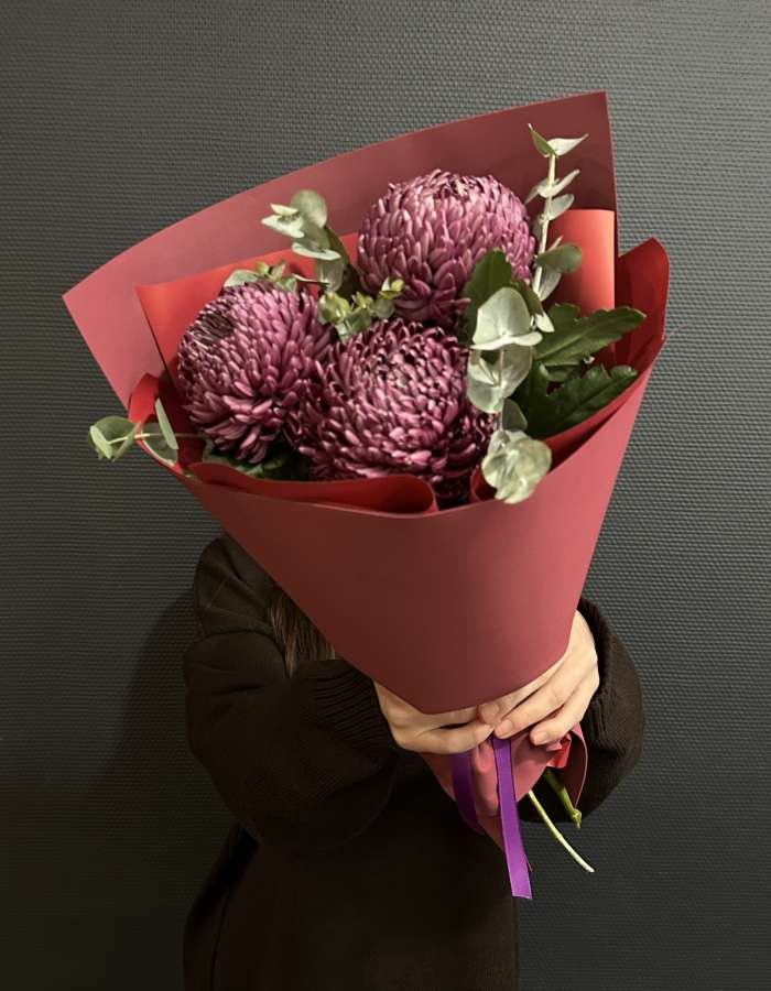 Букет из хризантем Bigoudi и эвкалипта "Мамина улыбка"