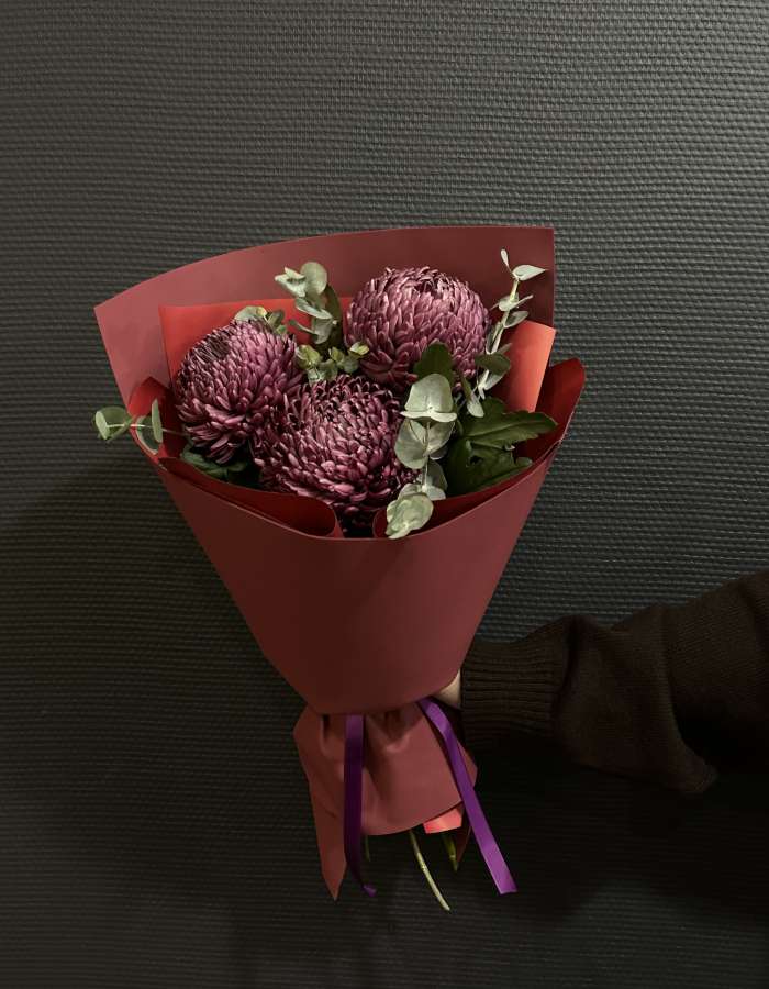 Букет из хризантем Bigoudi и эвкалипта "Мамина улыбка"