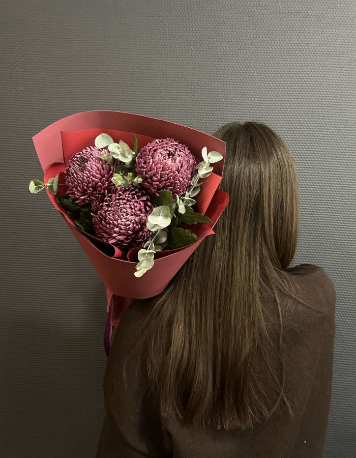 Букет из хризантем Bigoudi и эвкалипта "Мамина улыбка"