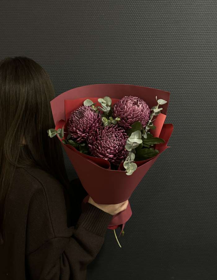 Букет из хризантем Bigoudi и эвкалипта "Мамина улыбка"