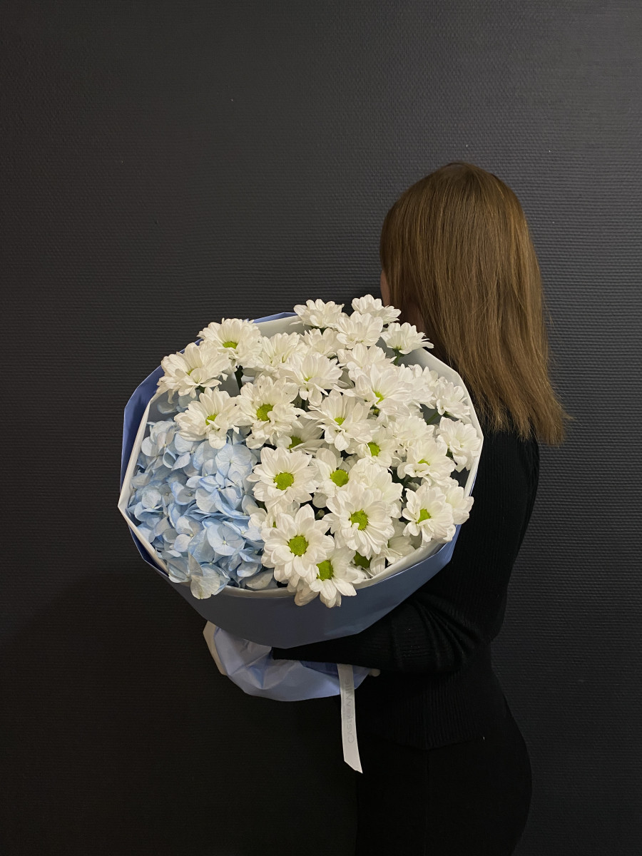 Букет из хризантем и голубой гортензии "Прилив"