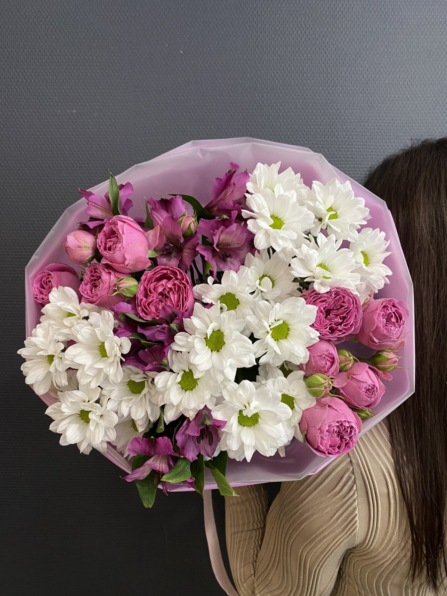 Букет из кустовых роз и хризантем "Сумерки"